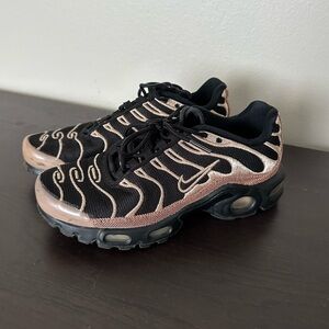 Nike Air Max Plus - Pink and Black